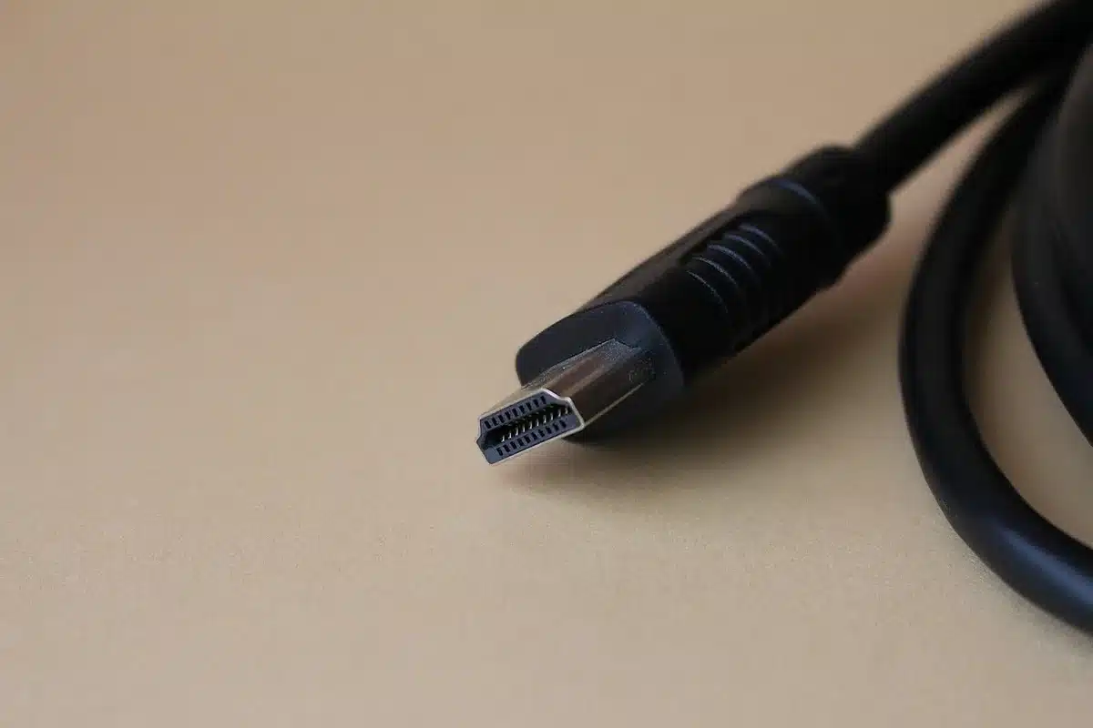 Stick de streaming branché à un moniteur via HDMI
