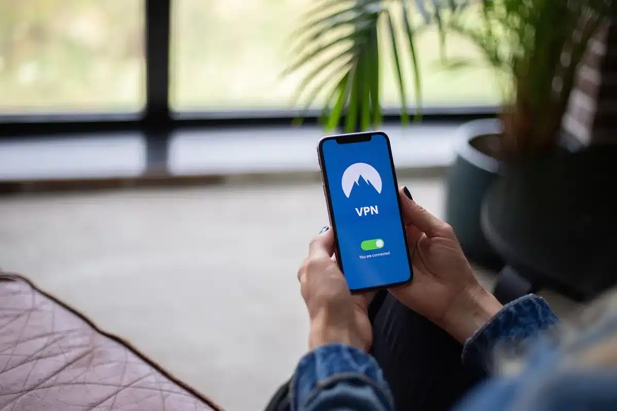 Écran d'un smartphone montrant des réglages de confidentialité d'un navigateur