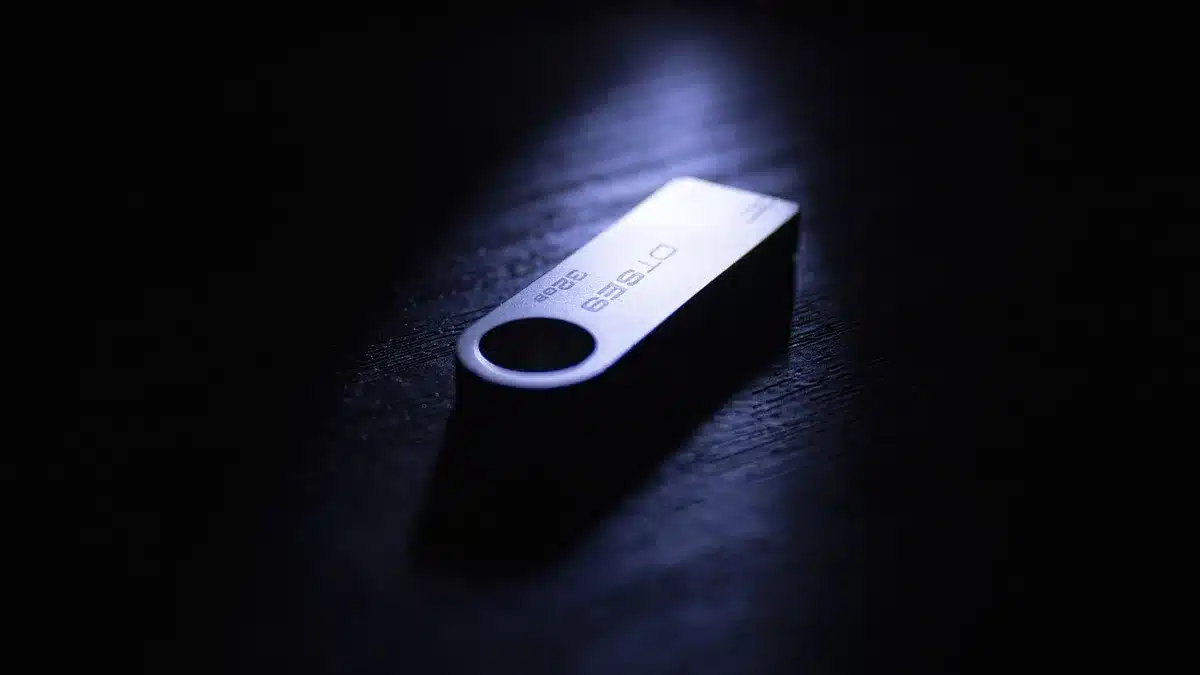 Clé USB à côté d'un ordinateur portable et l'interface de Balena Etcher