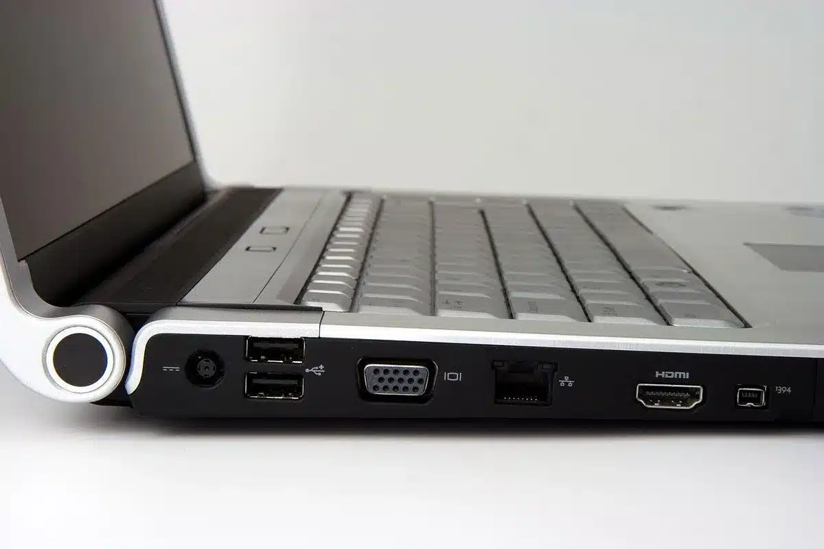 Câble HDMI connectant un ordinateur à un téléviseur
