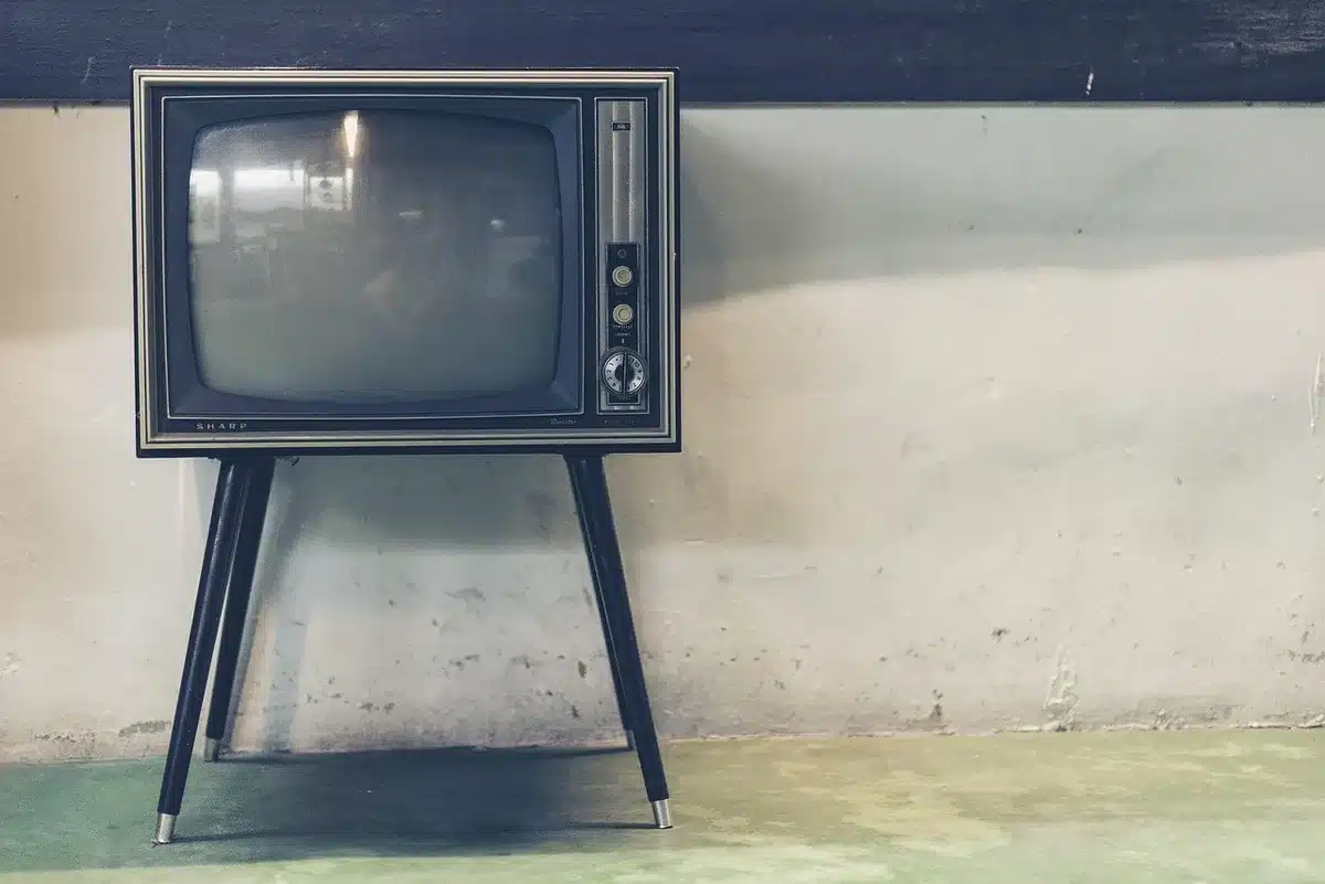 Télécommande et menu TV montrant le mode Jeu/PC