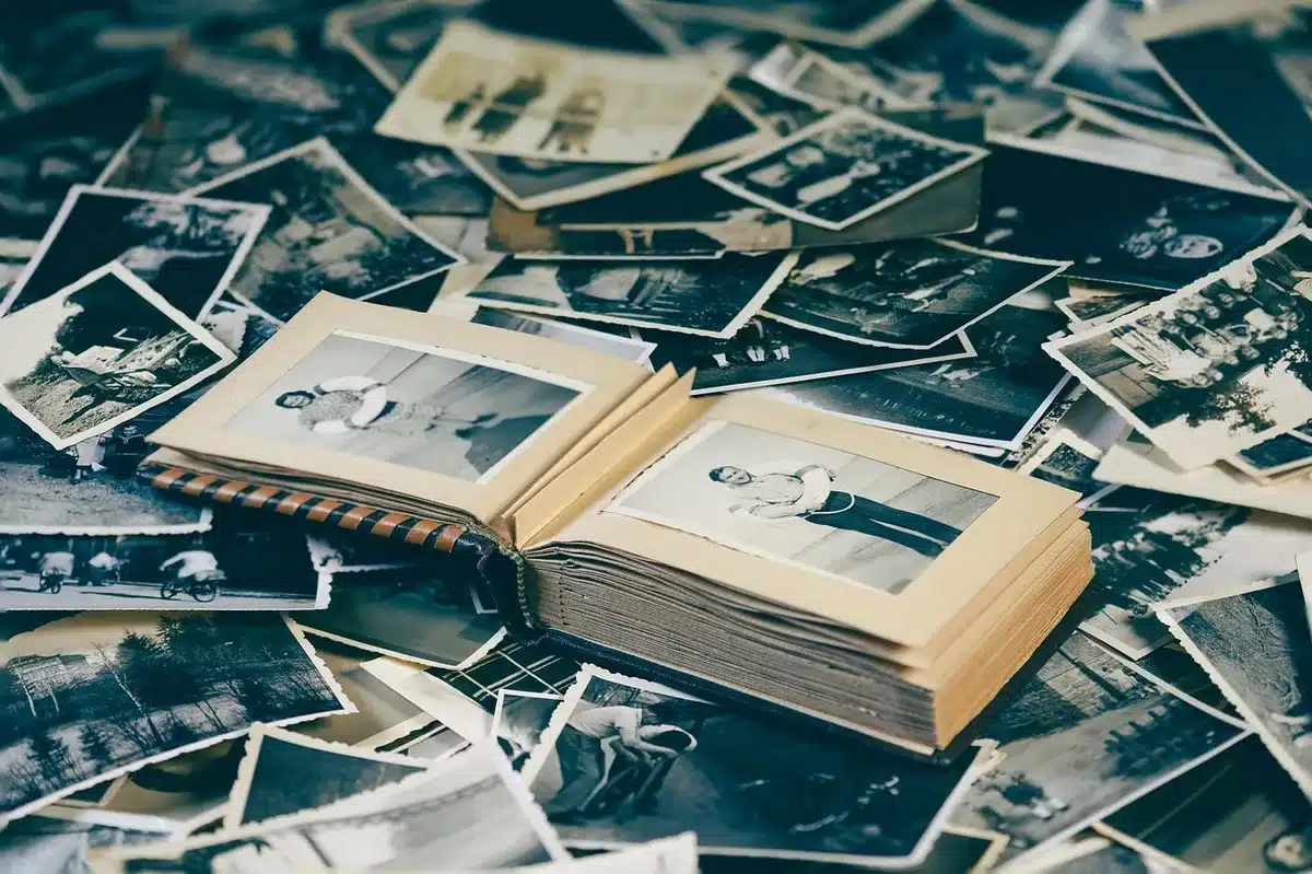 Personne marquant et sélectionnant ses meilleures photos dans un album numérique