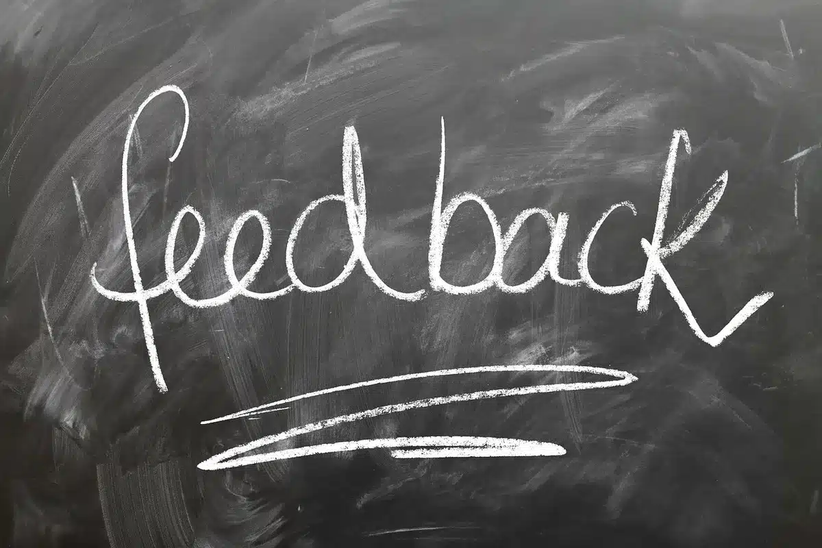 Analyse textuelle d'une conversation avec surlignage des éléments clés et conseils