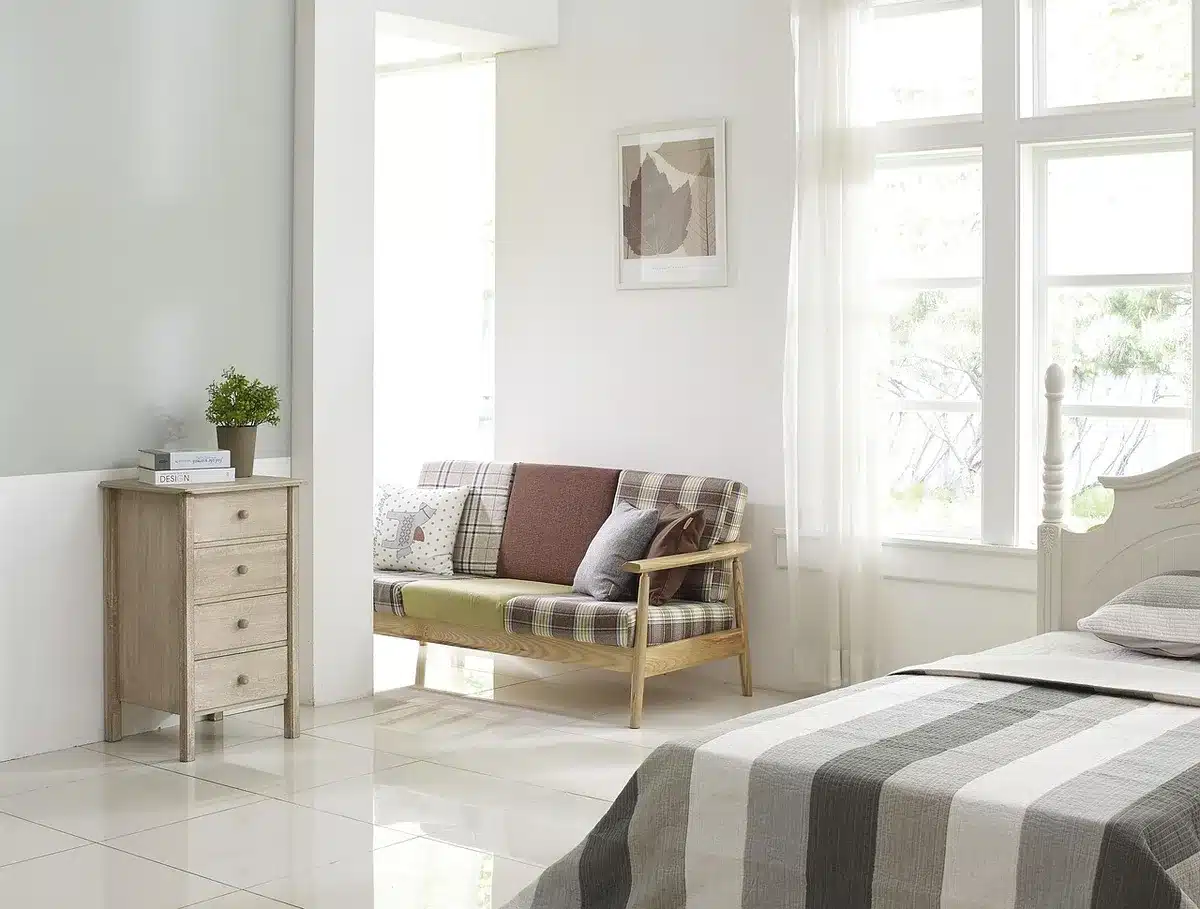 Personne regardant un film sur une Smart TV dans un salon confortable
