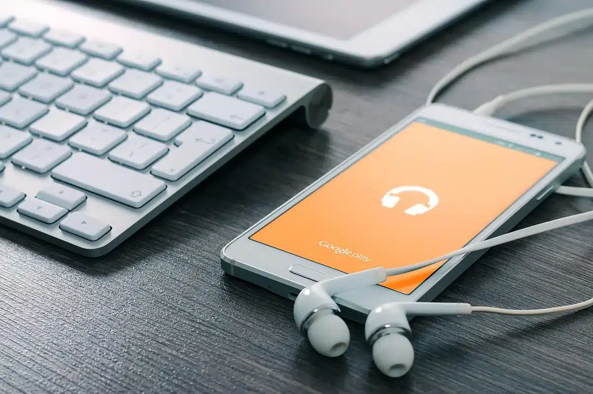 Appareils mobiles et tablettes affichant une application de streaming vidéo