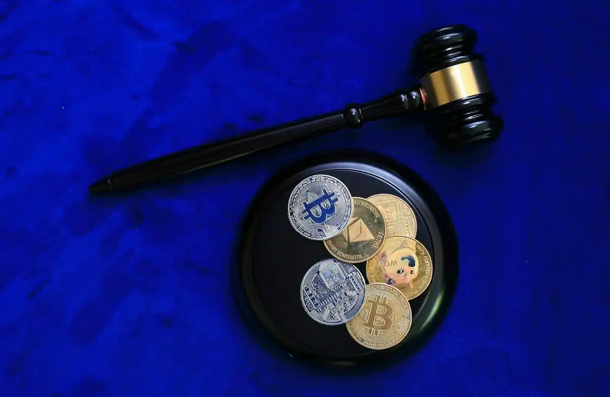 Illustration symbolique de cryptomonnaies et documents réglementaires