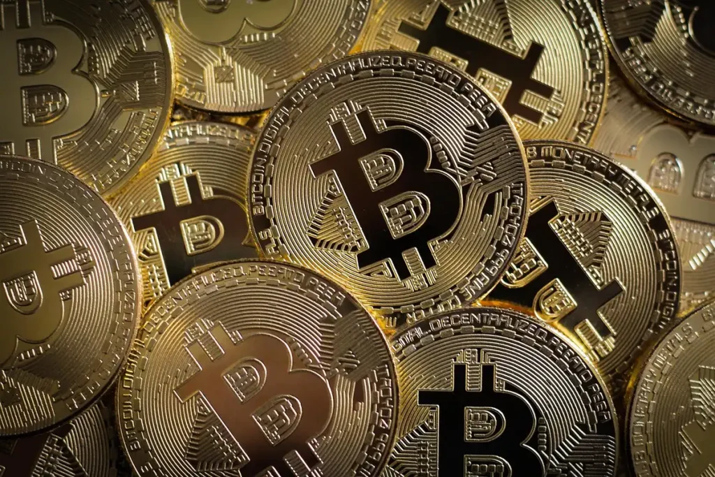 Crypto: la banque centrale russe instaure un cap de 25 % sur l’exposition des courtiers Silhouette d'une salle de marché avec écrans financiers et symboles génériques de cryptos flous
