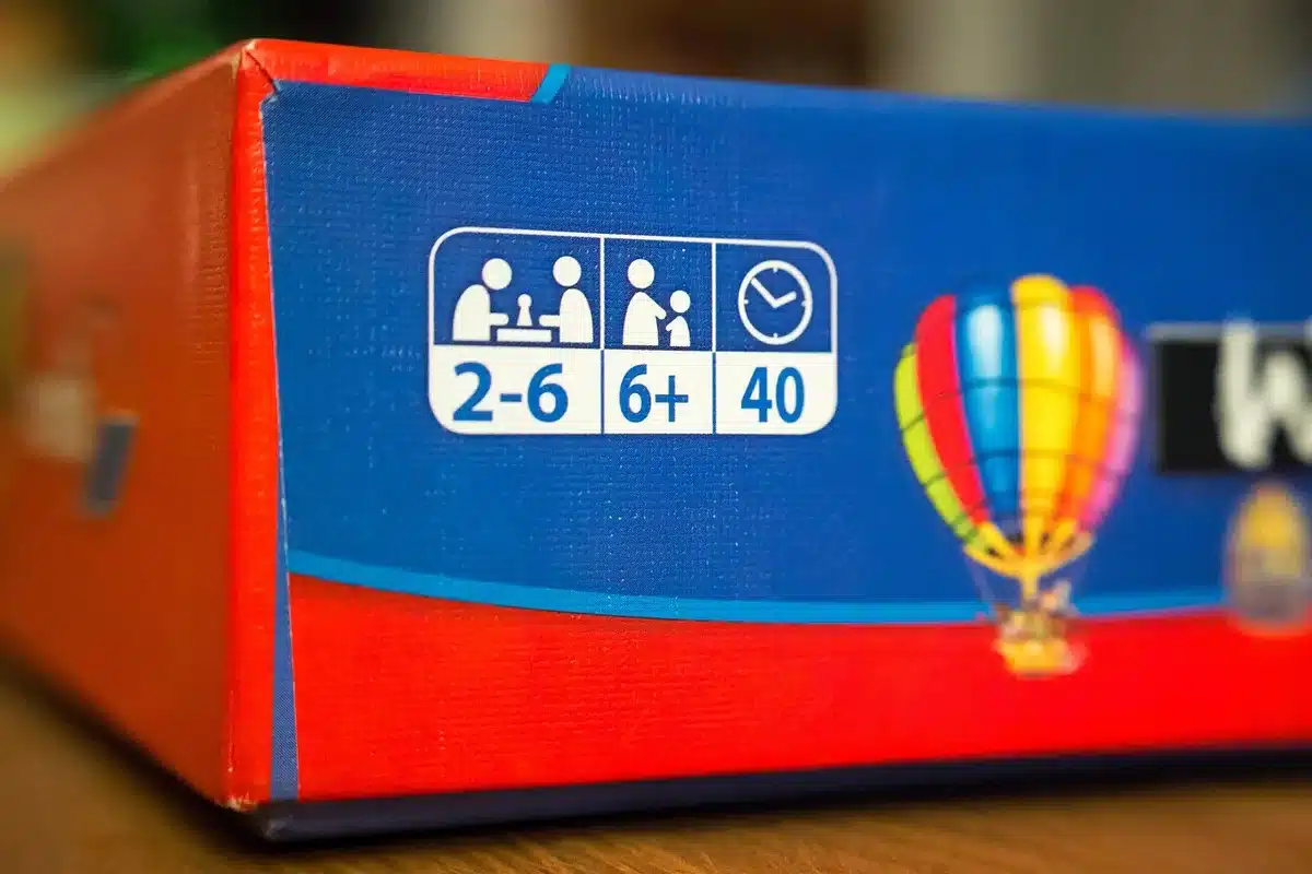 Une game‑key card dans son étui sur une table