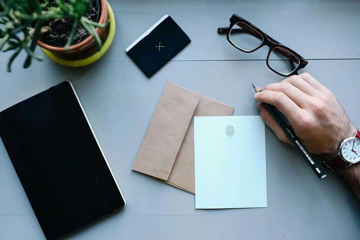 Imprimante 3D près de documents juridiques sur un bureau