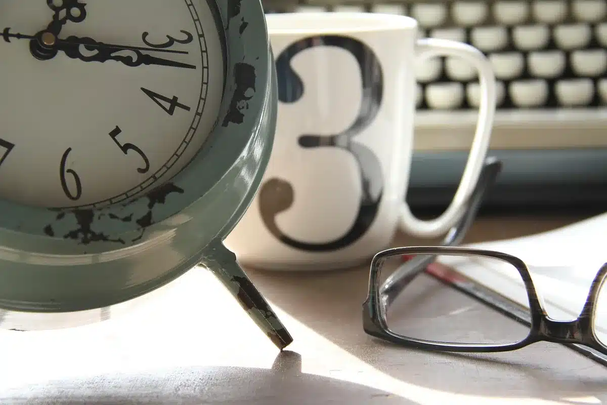 Calendrier et documents sur un bureau indiquant une échéance de fin d'année