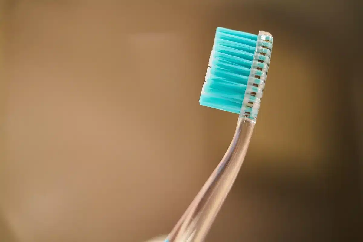 Trois brosses à dents électriques alignées avec leurs têtes de rechange