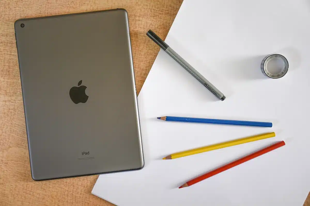 Bureau d'auteur avec croquis et stylos évoquant le travail de mangaka