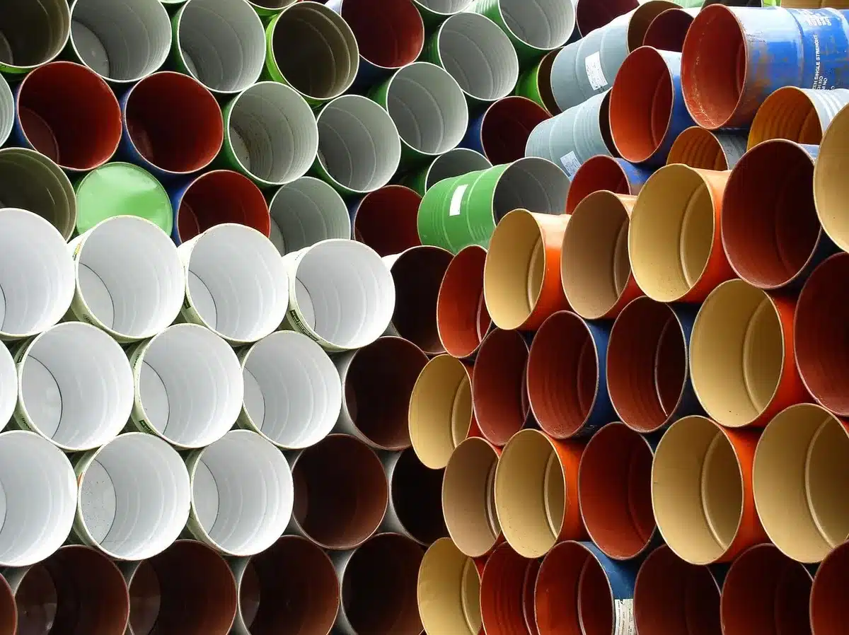 Zone d'expédition avec cartons et palettes illustrant la logistique de distribution