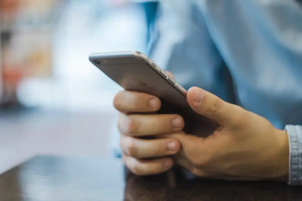 Joueur consultant un e-mail de confirmation de précommande sur un smartphone