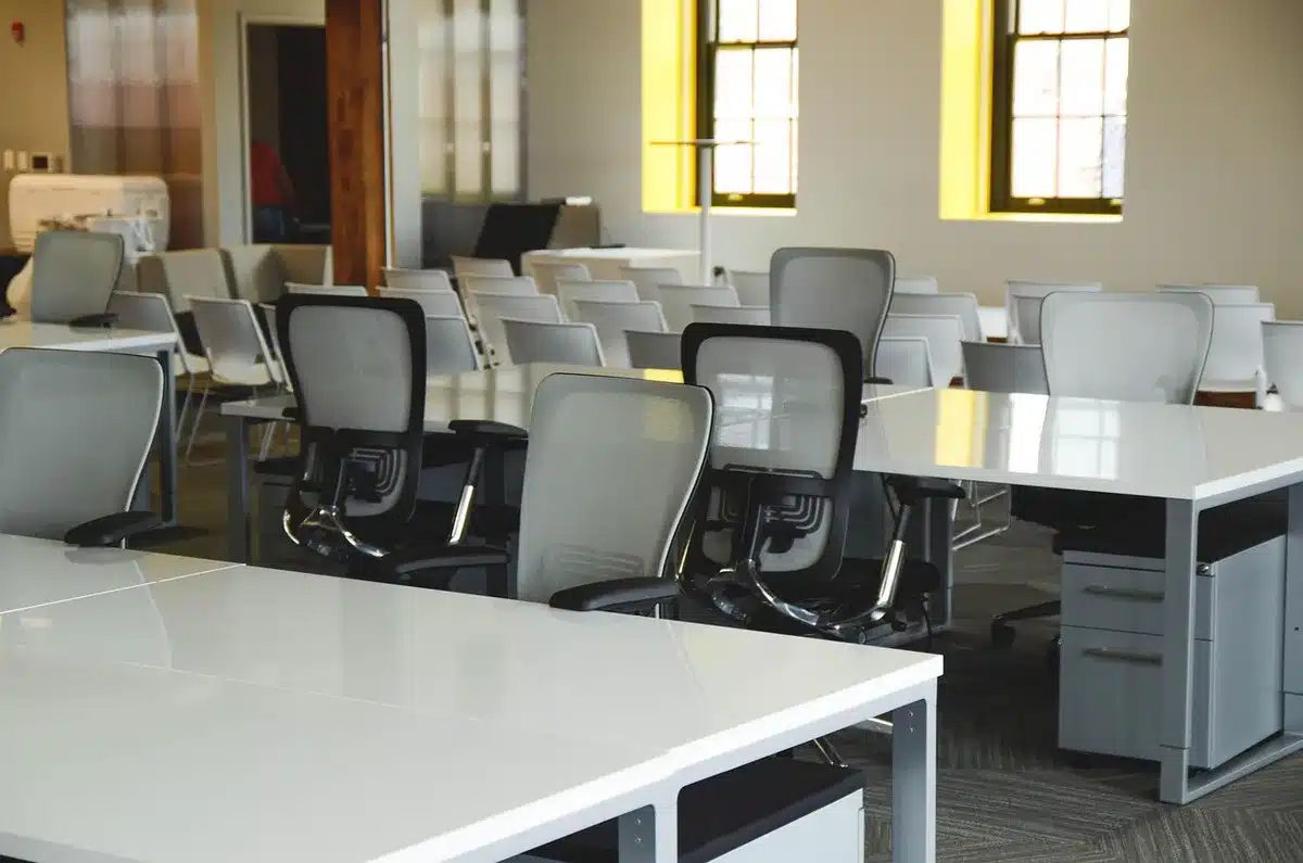 Jeunes professionnels en réunion dans un bureau moderne discutant d'IA