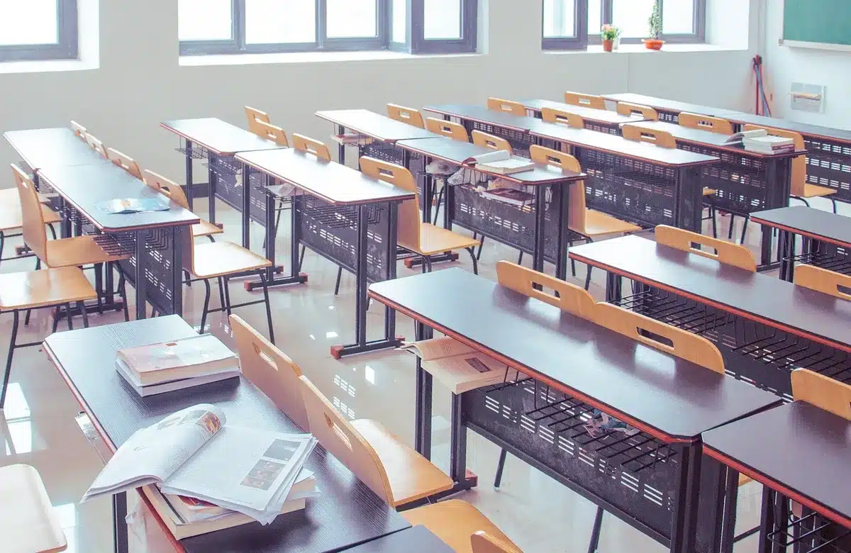 Étudiants en bootcamp de codage concentrés devant des ordinateurs