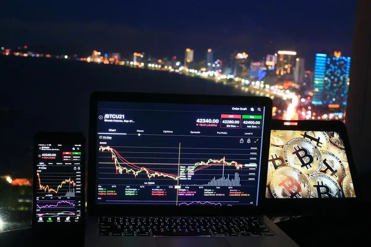 Écrans de trading affichant des graphiques de dérivés crypto et des données de marché
