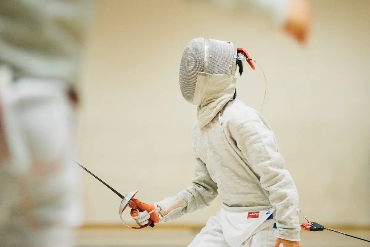 Scène de combat à l'épée dans un anime dramatique