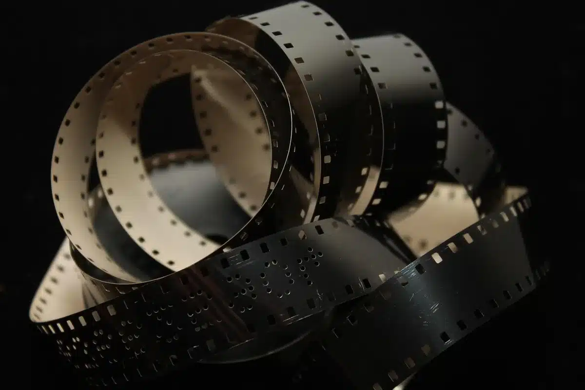 Storyboard et notes pour une adaptation cinématographique sur une table