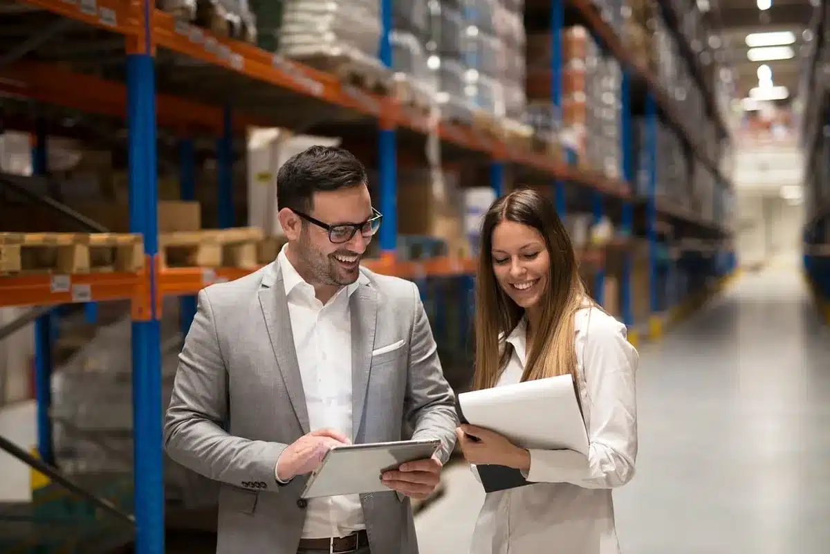 Entrepôt avec boîtes de jeux stockées, illustrant les coûts de production et de logistique du physique