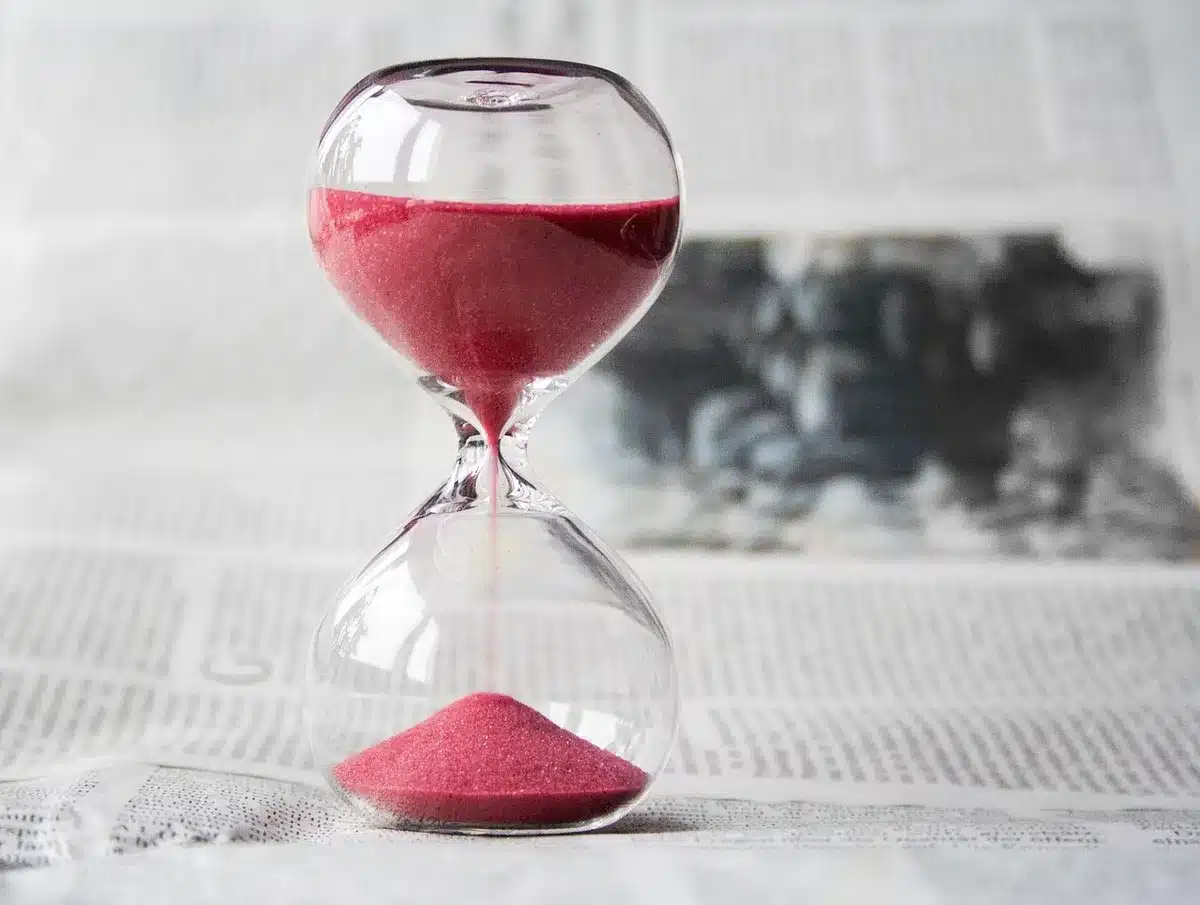 Interface de jeu affichant un système de timer avec jours et segments