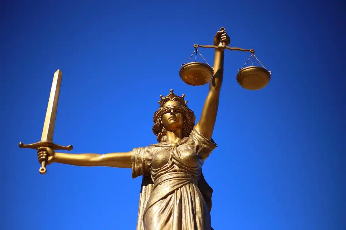 Documents juridiques et clauses de confidentialité sur une table