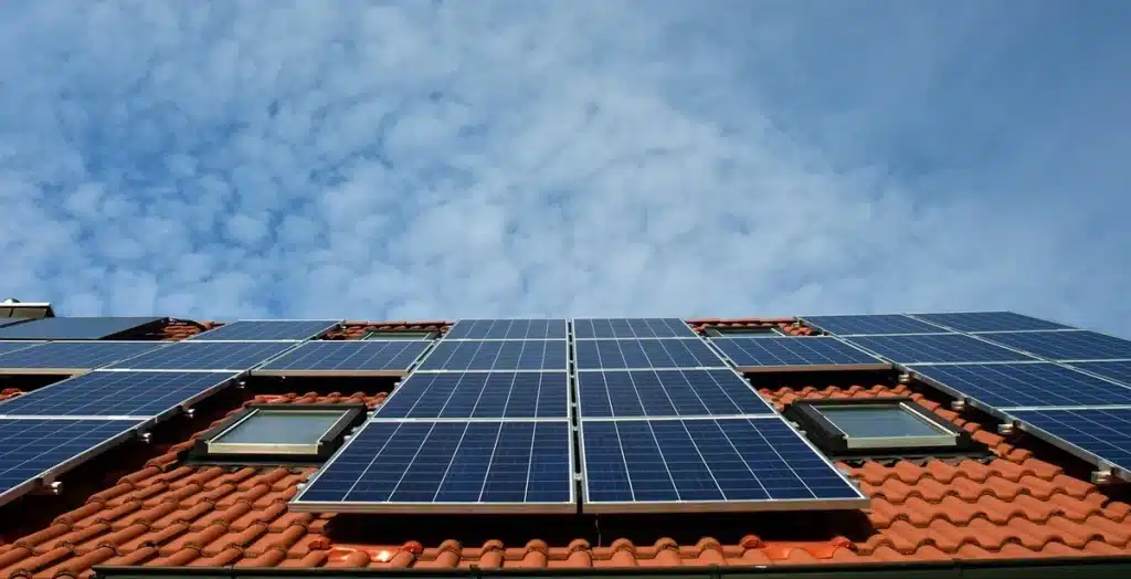 Les panneaux solaires avec batteries sont-ils la solution à vos coupures d’électricité ? Panneaux solaires et batterie de stockage sur un toit résidentiel ensoleillé