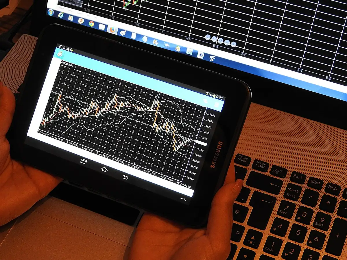 Graphique journalier montrant Bitcoin en latéralité entre 60 000 $ et 65 000 $