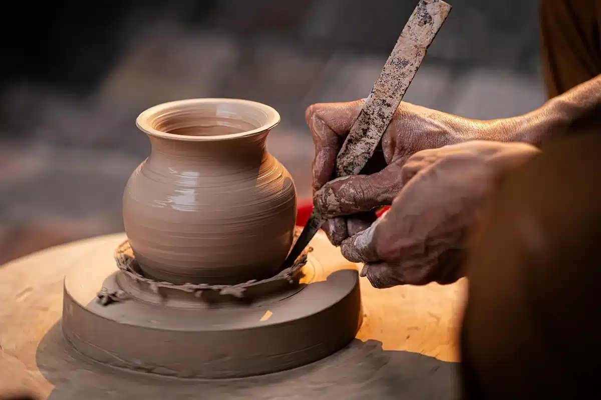 Atelier de fabrication avec modules, composants et ressources pour l'artisanat