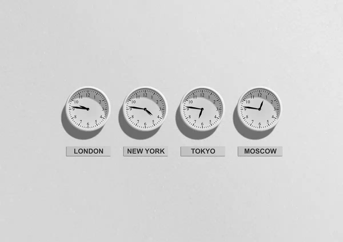 Horloge mondiale affichant plusieurs fuseaux horaires pour les diffusions Nintendo
