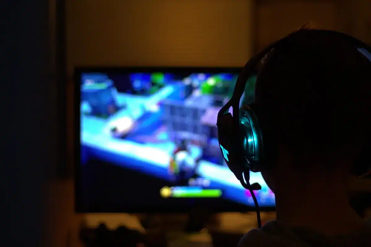 Configuration de streaming avec écran et équipement de jeu professionnel