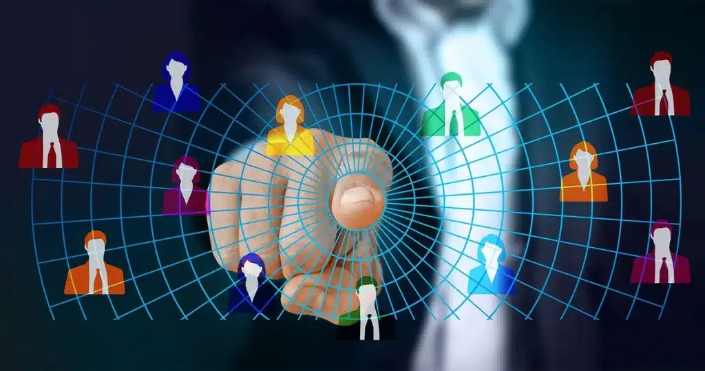 Silhouette d'une salle de conférence avec rangée de serveurs et boîtier GPU, ambiance urgente