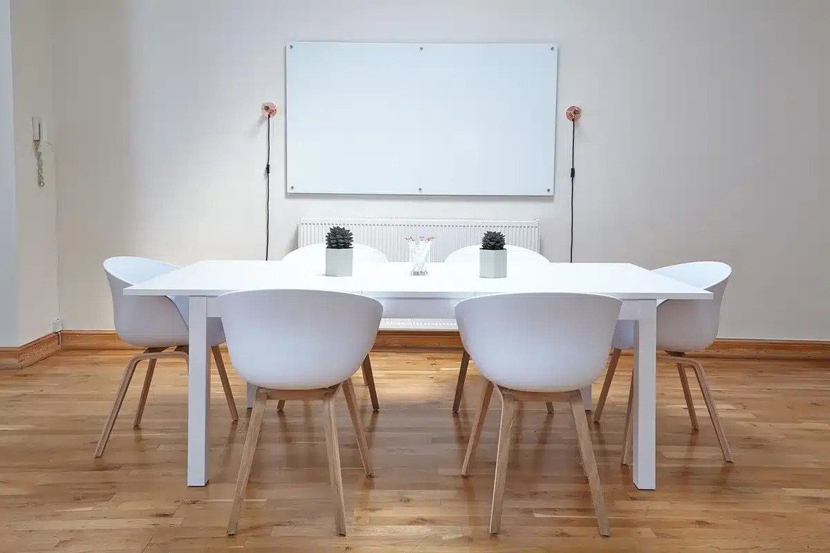 Bureau de développement VR vide avec équipements éparpillés