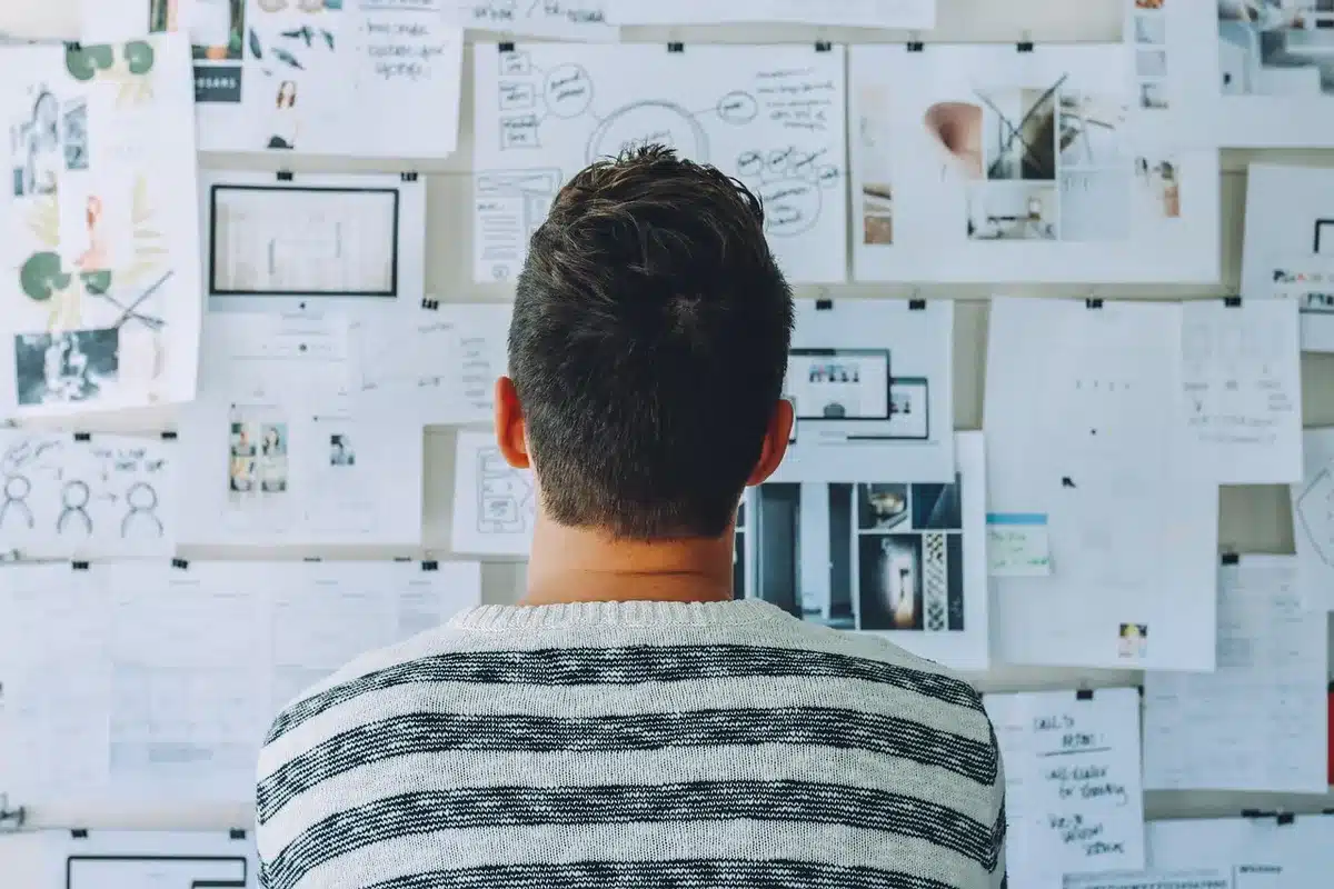 Équipe multidisciplinaire en réunion, échangeant des idées autour d'un bureau