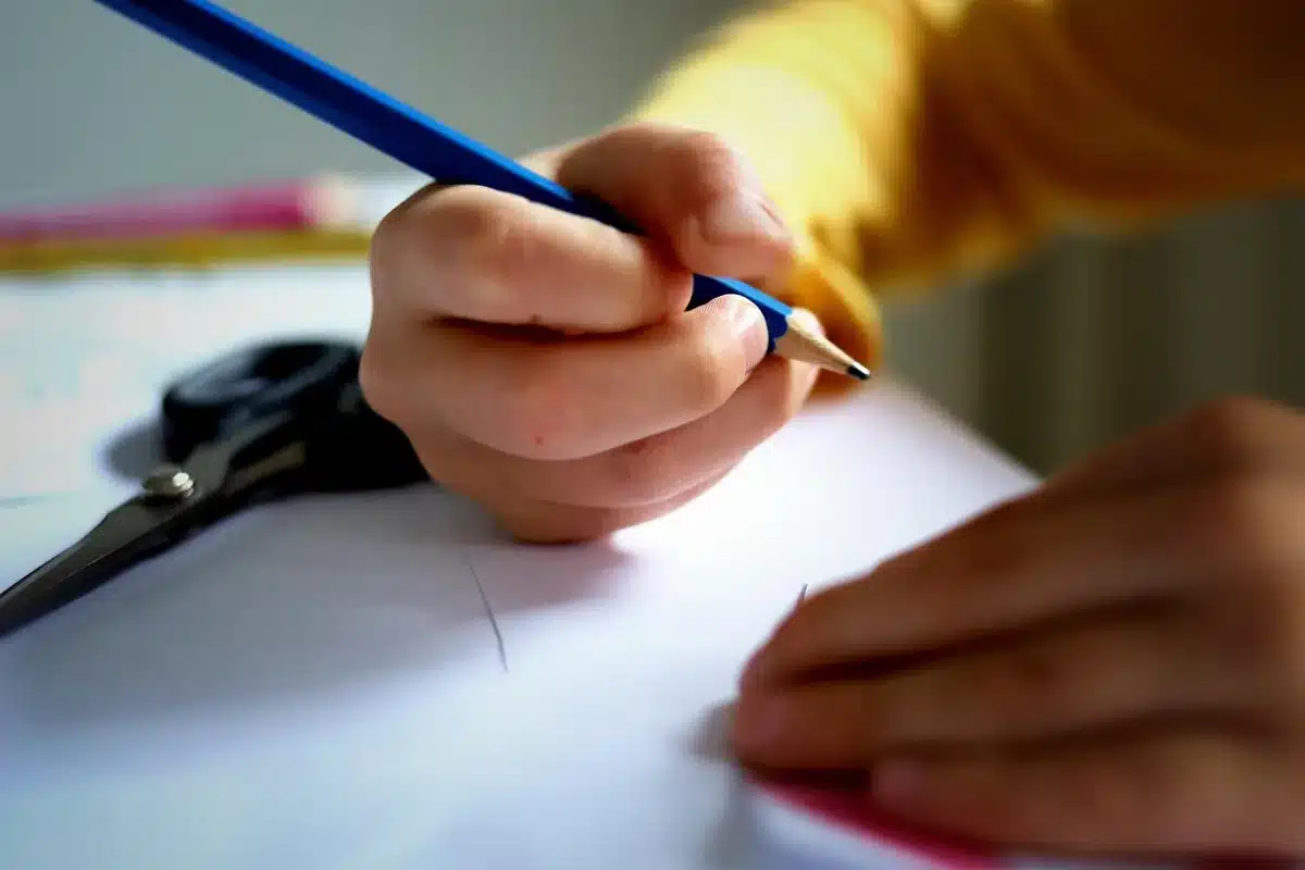 Réunion de développeurs avec documents et mains sur la table en plein jour