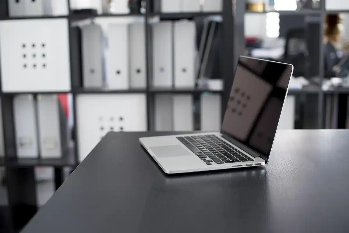 Tableau comparatif des configurations processeur, RAM et stockage de deux mini-PC