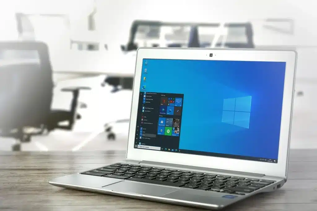 Promo Geekom mini-pc: testé au quotidien, l’offre vaut le coup Mini-ordinateur compact sur un bureau avec écran affichant plusieurs fenêtres ouvertes
