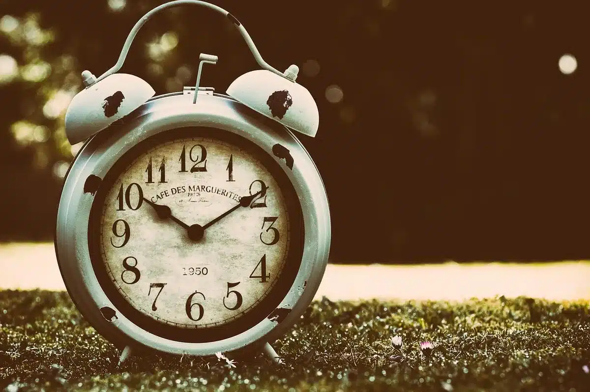 Horloge et fuseaux horaires indiquant heures de sortie de Netflix