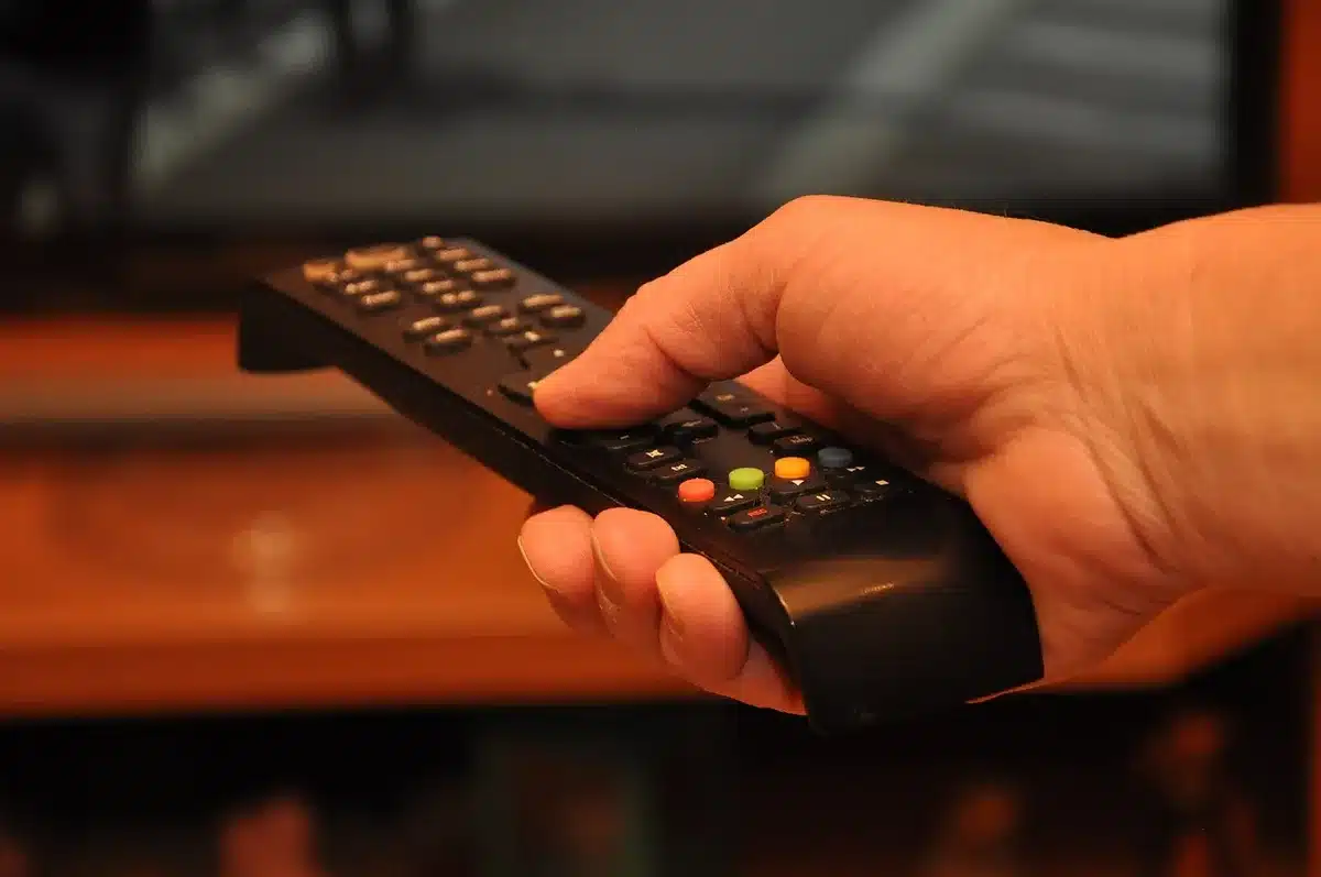 Canapé, collations et télécommande prêts pour un marathon de séries