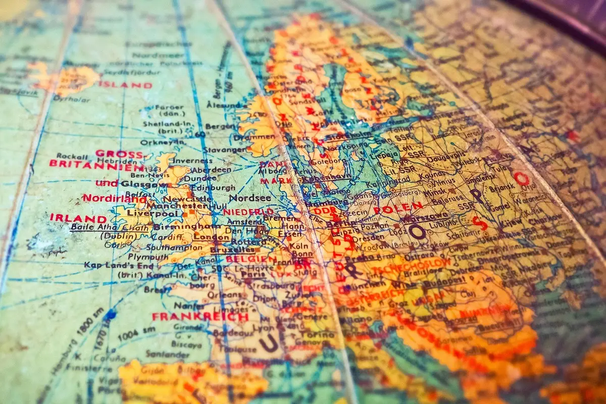 Carte mondiale avec les fuseaux horaires pour illustrer les différences de sortie selon les régions
