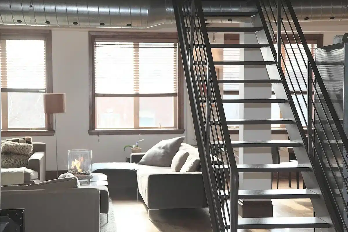 Groupe d'amis regardant une série ensemble dans un salon lumineux