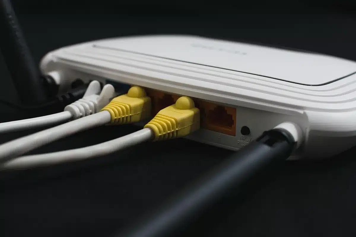 Routeur WiFi avec câble Ethernet connecté pour une connexion internet stable