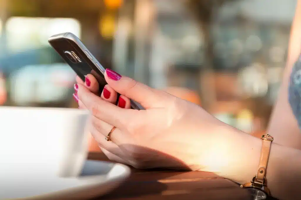 Quelle application gratuite pour transformer son téléphone en loupe puissante ? Téléphone affichant du texte agrandi via une application loupe avec contrôles de zoom visibles