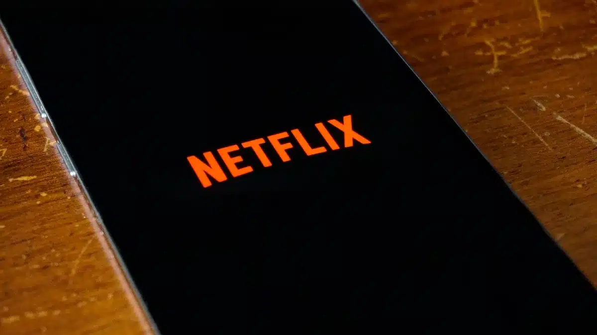 Personne mettant à jour une application de streaming sur une tablette en journée