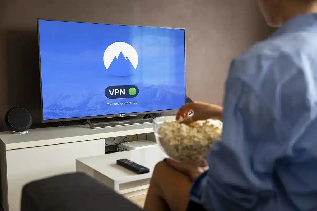 Personne tenant un smartphone avec une application de streaming en cours de mise à jour