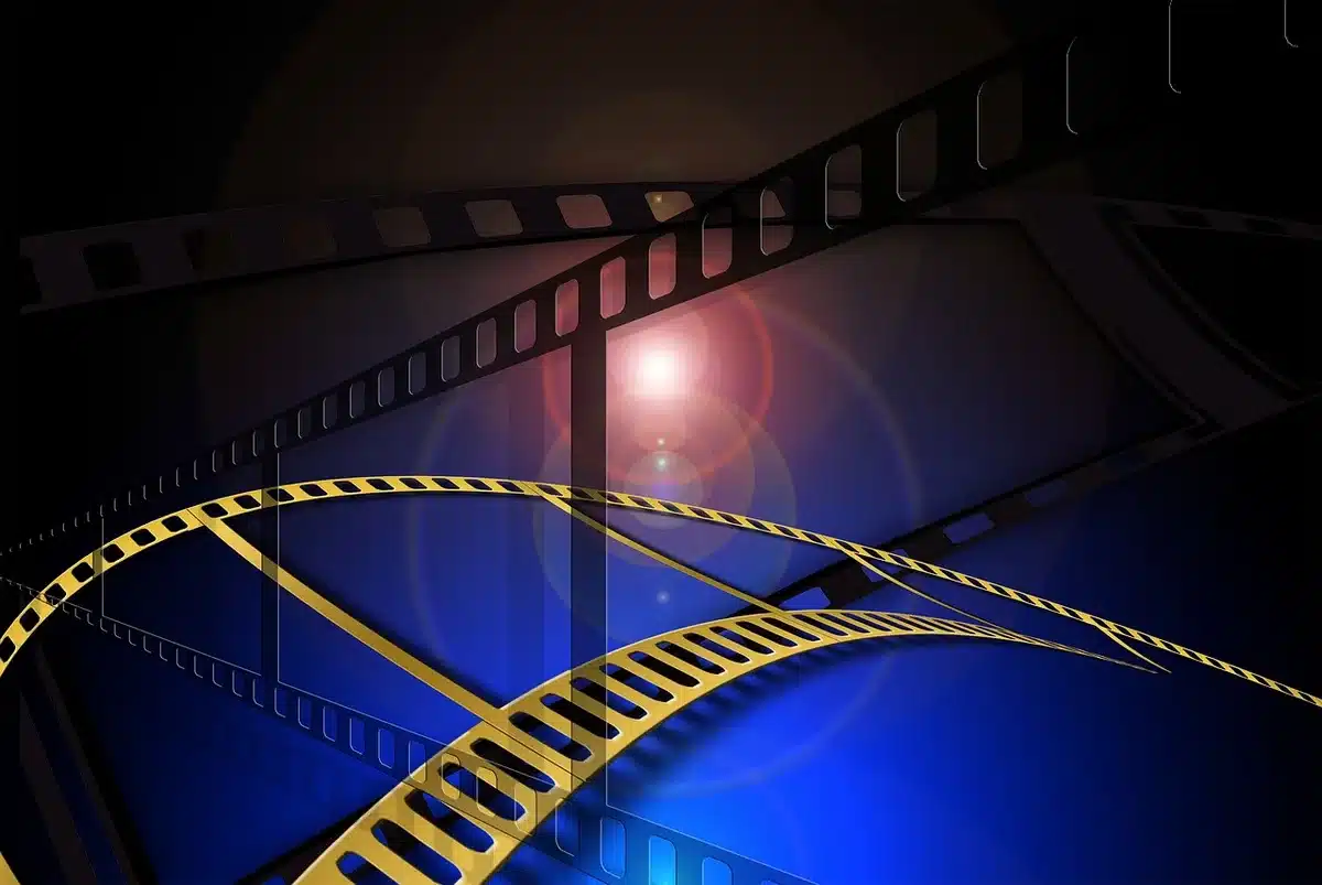 Affluence devant une salle de cinéma en journée