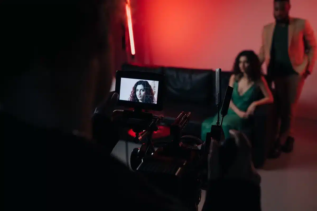 Coulisses de tournage avec un acteur flou en arrière‑plan