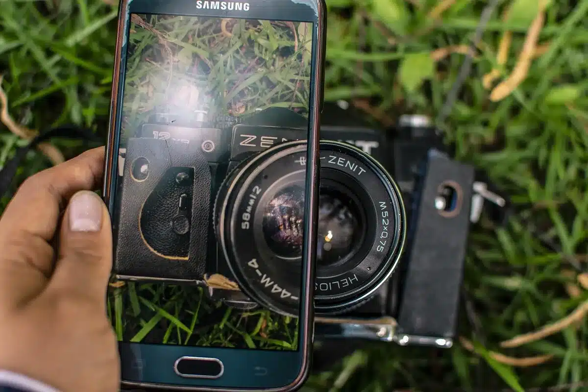 Photographe utilisant un smartphone pour une prise en faible luminosité