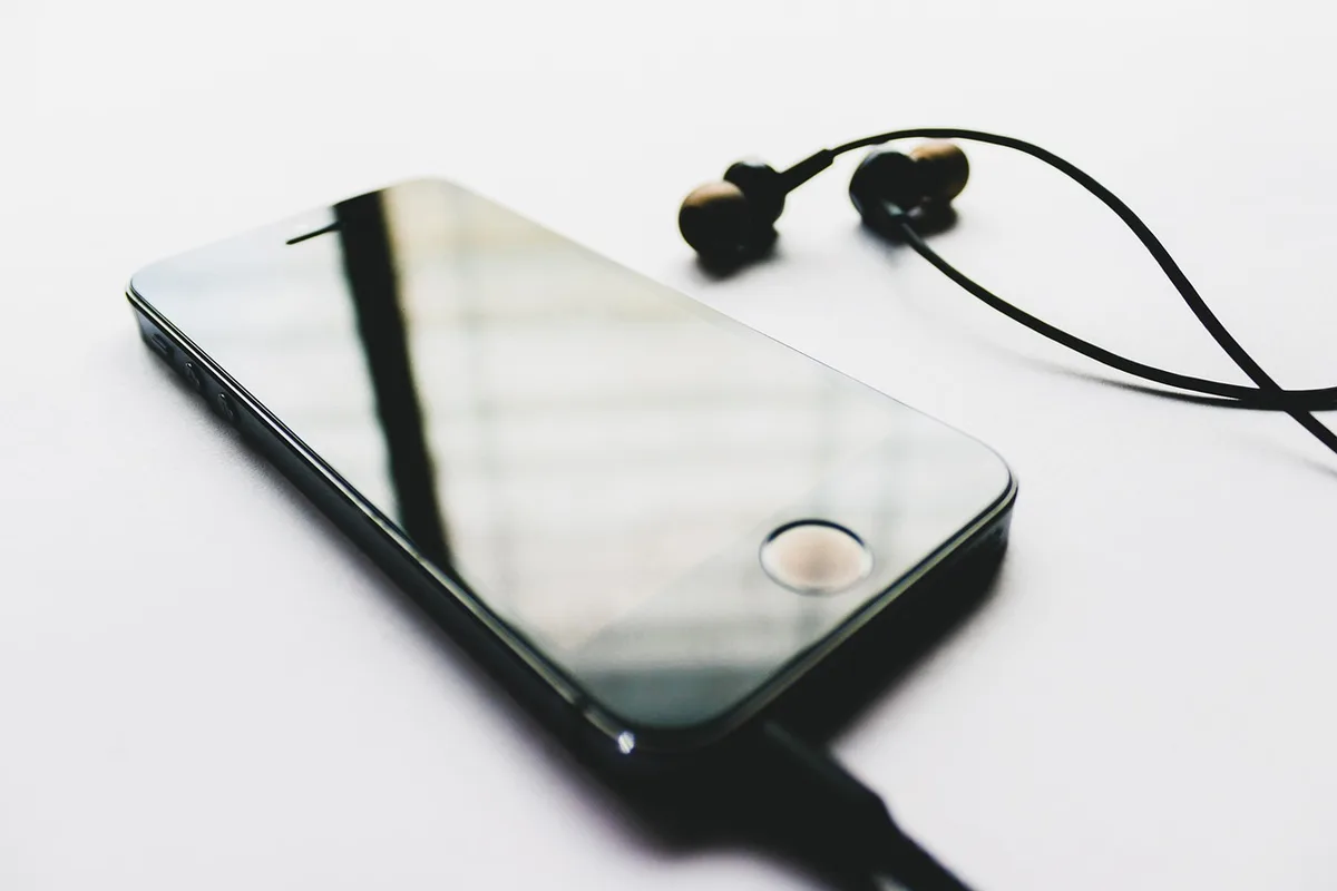 Paire d'écouteurs intra-auriculaires posée sur une table, boîtier ouvert