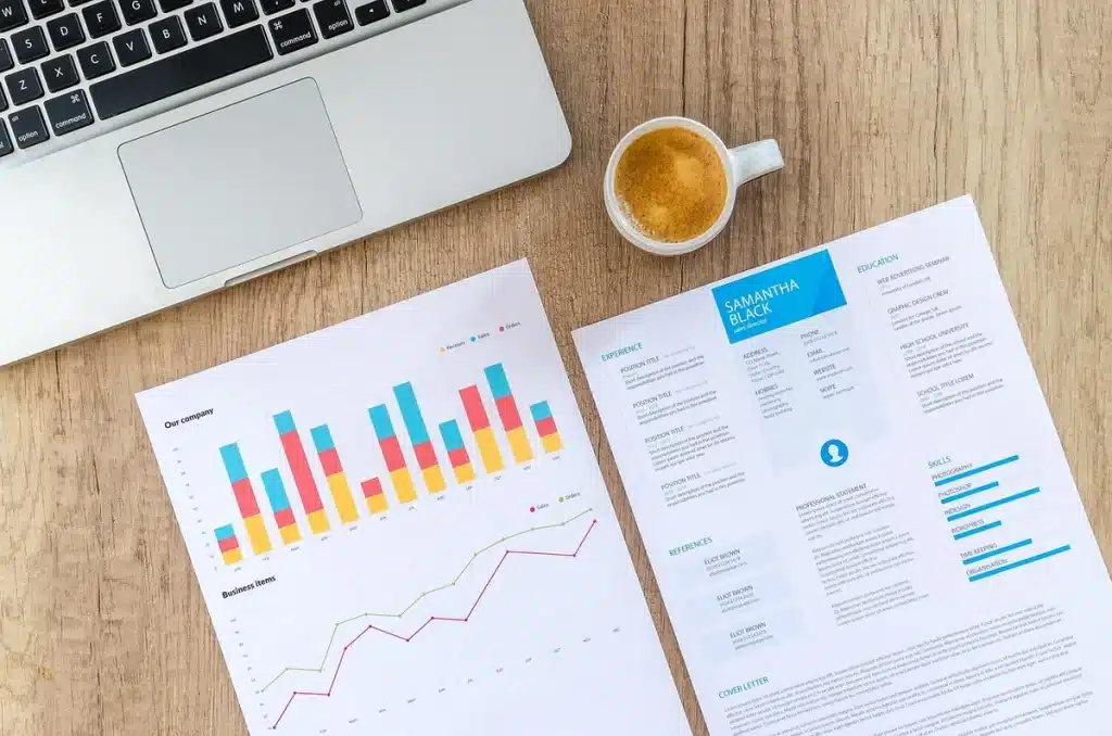 Revolut sous pression: pirates exigent 3 millions en Monero Main anonyme tenant une pièce d'identité au-dessus de documents KYC sur un bureau clair